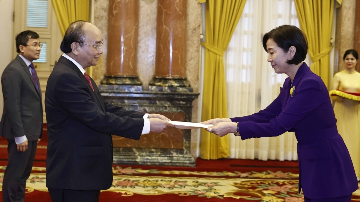 越南国家主席阮春福会见前来递交国书的萨尔瓦多、印度和韩国等国家新任驻越南大使