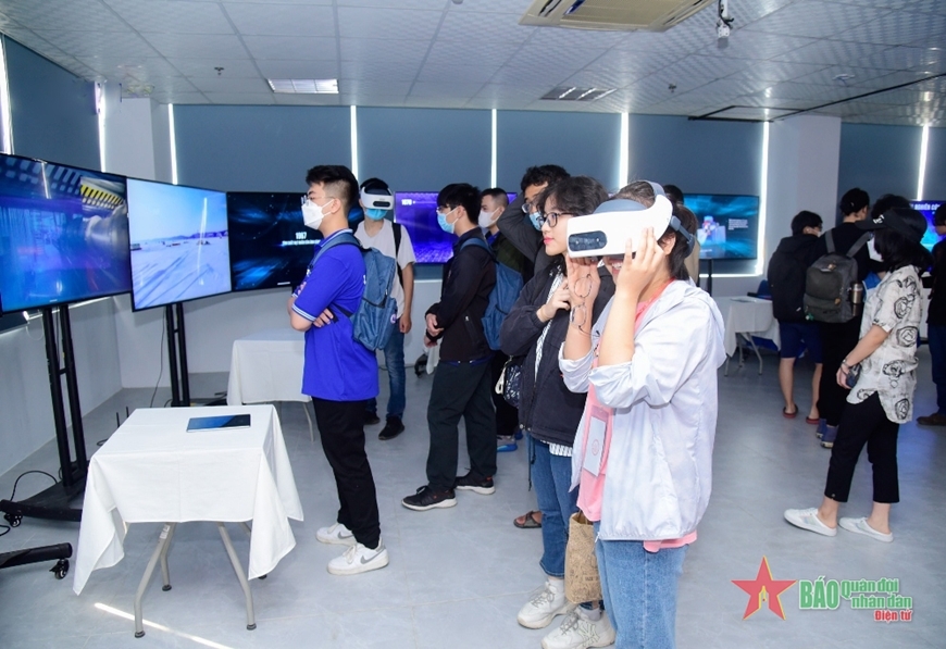 展览会场景。图自人民军队报 展览会场景。图自人民军队报