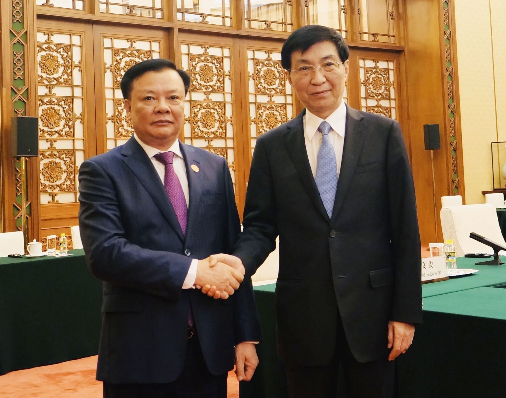 越共中央政治局委员、河内市委书记、河内市国会代表团团长丁进勇已率团礼节性拜会了中共中央政治局常委、中国人民政治协商会议全国委员会主席王沪宁。 越共中央政治局委员、河内市委书记、河内市国会代表团团长丁进勇已率团礼节性拜会了中共中央政治局常委、中国人民政治协商会议全国委员会主席王沪宁。