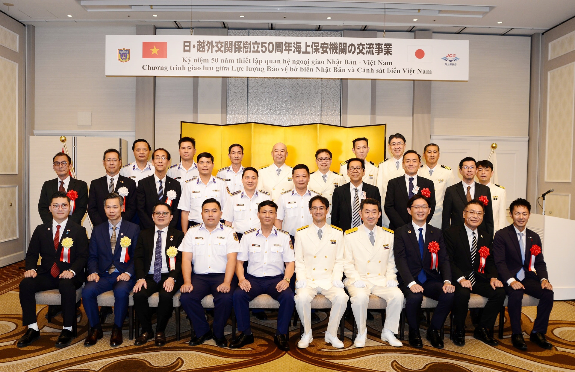 双方代表合影。 双方代表合影。