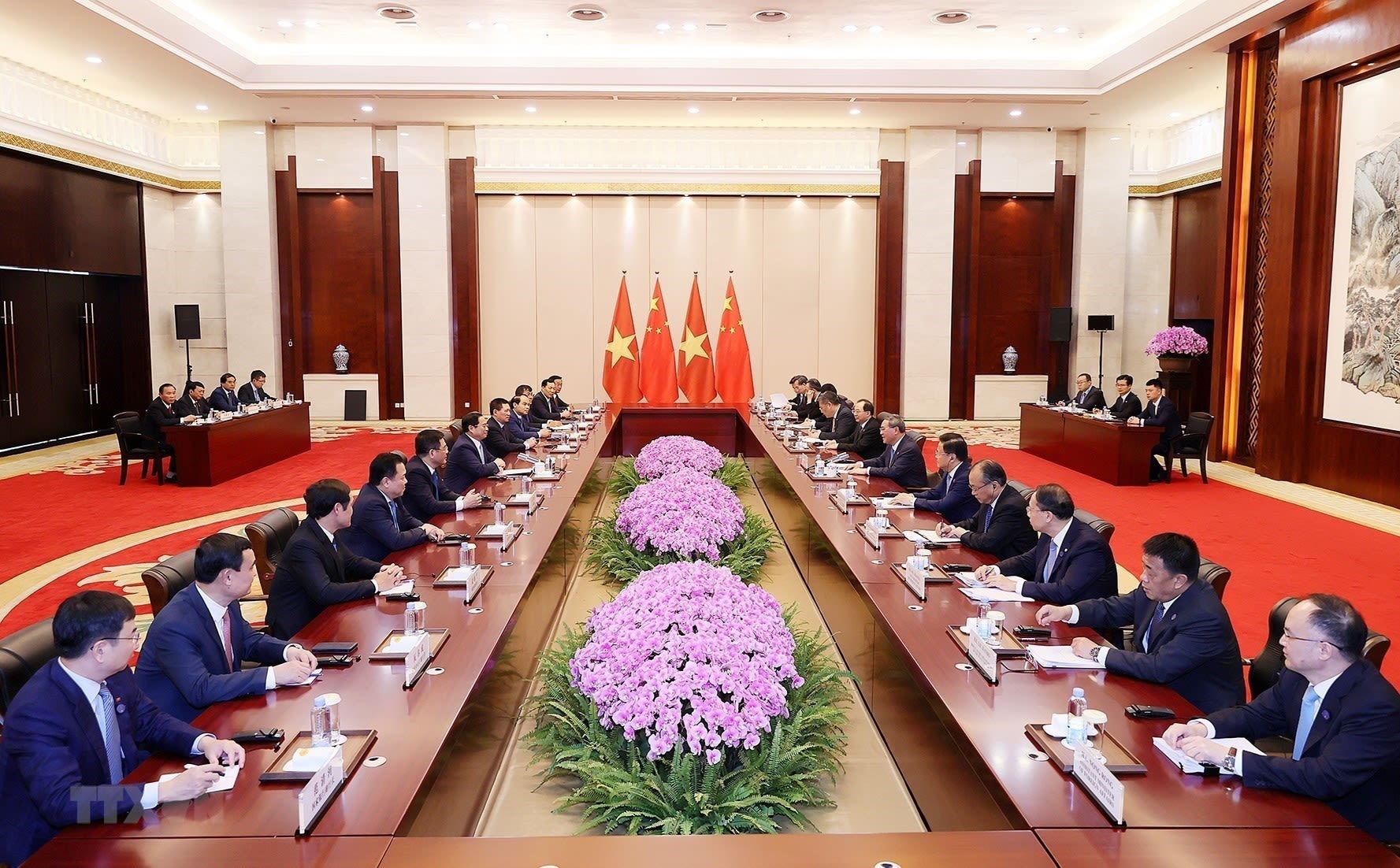 范明正总理和中国国务院总理李强会谈场景。 范明正总理和中国国务院总理李强会谈场景。