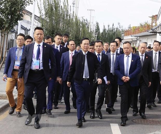 越南国家主席武文赏一行走访参观北京市朝阳区黑庄户乡小鲁店村新农村建设典型模式。 越南国家主席武文赏一行走访参观北京市朝阳区黑庄户乡小鲁店村新农村建设典型模式。