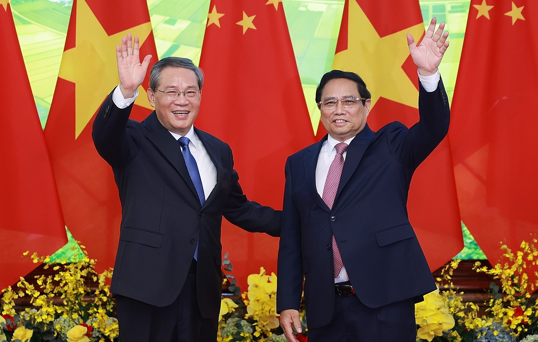 越南政府总理范明政与中国国务院总理李强。 越南政府总理范明政与中国国务院总理李强。