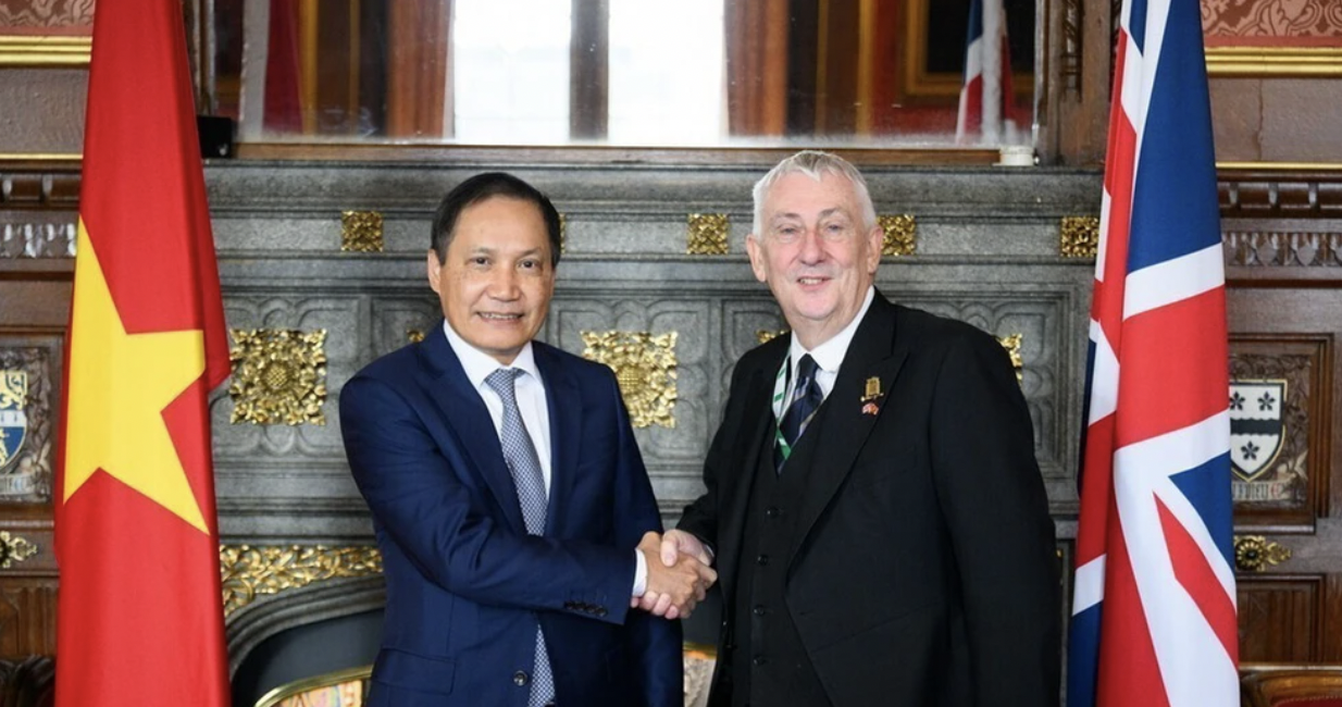 越南驻英国大使杜明雄和英国议会下院议长林赛·霍伊尔。 越南驻英国大使杜明雄和英国议会下院议长林赛·霍伊尔。