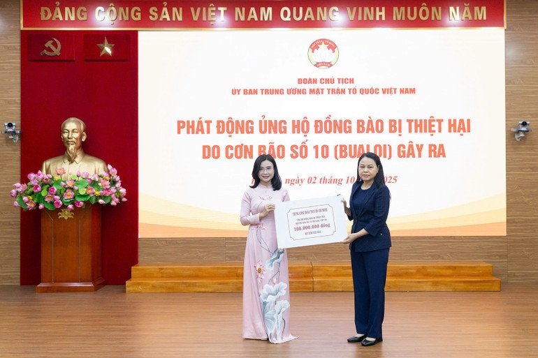 阮氏秋河同志接收了胡志明共青团中央的捐款。 阮氏秋河同志接收了胡志明共青团中央的捐款。