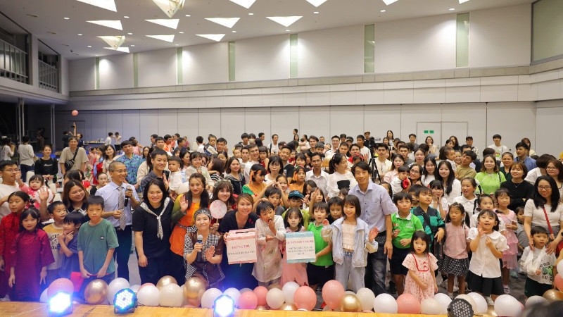10月4日晚，日本关西越南人总会联合堺市越南人协会）成功举办了意义非凡的中秋晚会。此次活动不仅为约200名在日越南儿童及其家长带来了舞狮、提灯、文艺表演及传统游戏等丰富体验，让他们感受到了浓郁的民族文化氛围，更通过筹款支持越南受“宝丽”台风影响的同胞，将团结与爱国精神薪火相传。 活动中，筹委会发起捐款倡议，社区积极响应，体现了越南民族“相亲相爱，扶危济困”的优良传统。组委会代表吴清明先生强调，中秋晚会不仅是儿童游乐、传承习俗的平台，更是旅日越南人凝聚一心、心系祖国、共克时艰的契机。 值得一提的是，关西越南人总会主席黎商女士将她在越南之声电台（VOV5）“你了解越南多少？”比赛中赢得的全部奖金捐赠给灾区，她的义举得到了侨胞的高度赞扬，激励了社群的互助精神。此次中秋晚会不仅为孩子们带来了欢乐，更在旅日越南人社群中播撒了爱国和互助的种子，意义深远。