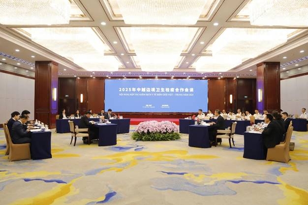 会议有越南谅山省和广宁省卫生部门的代表,以及中国南宁海关和昆明海关的代表参加。各方一致同意加强疾病信息共享、媒介生物监测、联合培训与演练,并推动为出入境人员提供医疗保健服务。 Lý Kim Soi 先生在会上发表讲话,强调在友谊国际口岸-友谊关国际口岸建设“智慧卫生检疫-智慧口岸”模式的重要性。本着“智慧口岸-健康共分享”的方针,将人工智能(AI)和数字技术应用于疾病监测,部署非接触式体温测量系统、人脸识别、多语种医学翻译,并实现越中两国之间的检疫数据互联互通,进而与东盟互联互通。此举将有助于提高两国人民的健康保护能力,同时为贸易、旅游和友好合作的持续发展创造便利。 会议有越南谅山省和广宁省卫生部门的代表,以及中国南宁海关和昆明海关的代表参加。各方一致同意加强疾病信息共享、媒介生物监测、联合培训与演练,并推动为出入境人员提供医疗保健服务。 Lý Kim Soi 先生在会上发表讲话,强调在友谊国际口岸-友谊关国际口岸建设“智慧卫生检疫-智慧口岸”模式的重要性。本着“智慧口岸-健康共分享”的方针,将人工智能(AI)和数字技术应用于疾病监测,部署非接触式体温测量系统、人脸识别、多语种医学翻译,并实现越中两国之间的检疫数据互联互通,进而与东盟互联互通。此举将有助于提高两国人民的健康保护能力,同时为贸易、旅游和友好合作的持续发展创造便利。