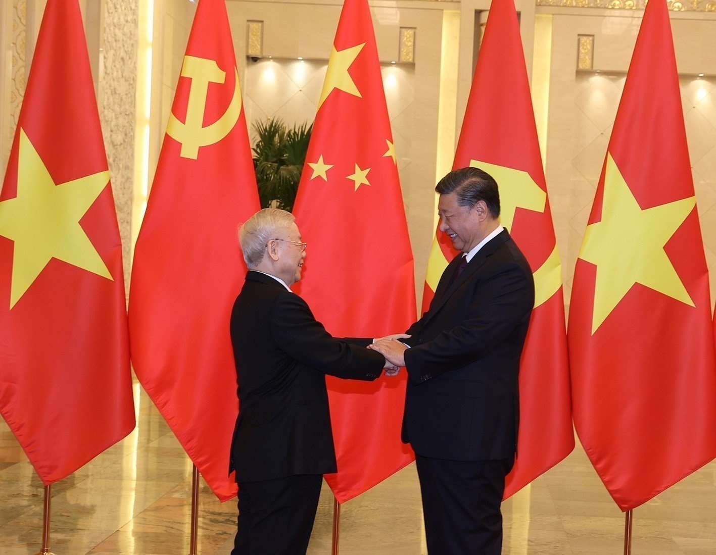 越共中央总书记阮富仲与中共中央总书记、国家主席习近平。图自越通社 越共中央总书记阮富仲与中共中央总书记、国家主席习近平。图自越通社