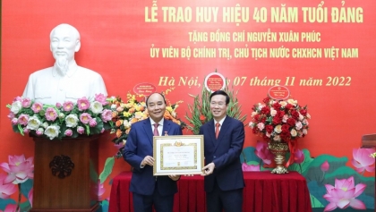 越南国家主席阮春福获颁40年党龄纪念章