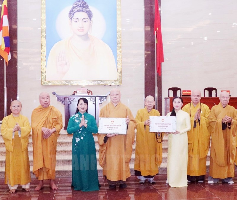 胡志明市祖国阵线委员会主席陈金燕率团走访胡志明市佛教协会治事委员会并致以节日祝福。图自hcmcpv.org.vn 胡志明市祖国阵线委员会主席陈金燕率团走访胡志明市佛教协会治事委员会并致以节日祝福。图自hcmcpv.org.vn