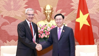 越南国会主席王廷惠会见法国驻越南大使尼古拉斯·沃纳里