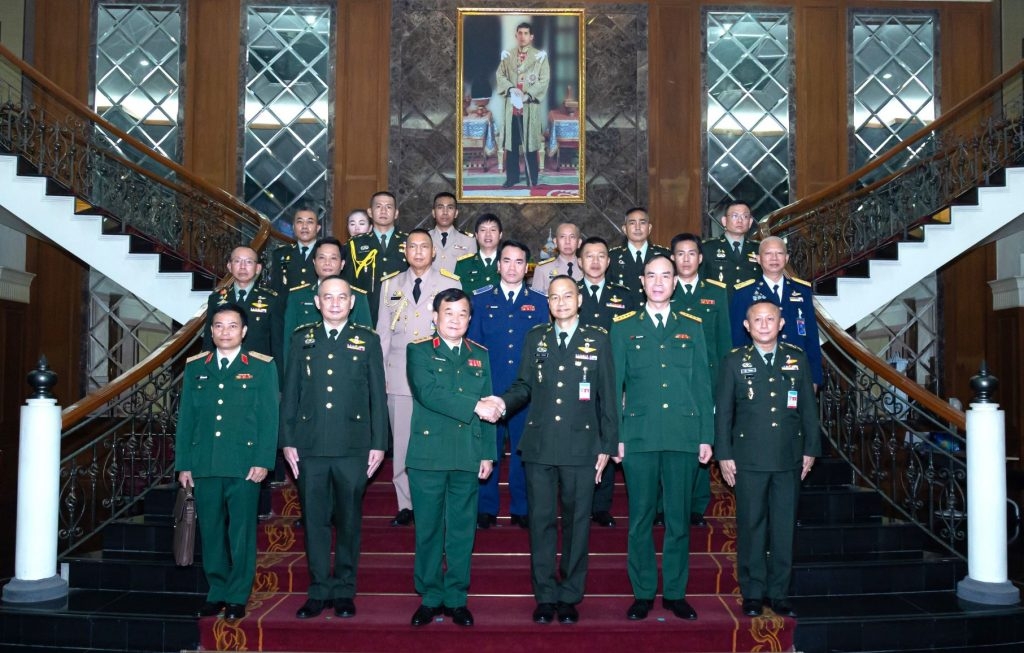 黄春战上将和泰国国防部常务秘书Sanitchanok Sangkachan大将及出席第四次越泰防务政策对话的代表合影。图自人民军队报