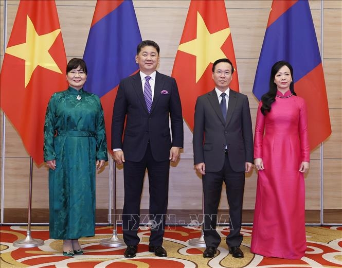 武文赏夫妇与呼日勒苏赫夫妇合影 。 武文赏夫妇与呼日勒苏赫夫妇合影 。