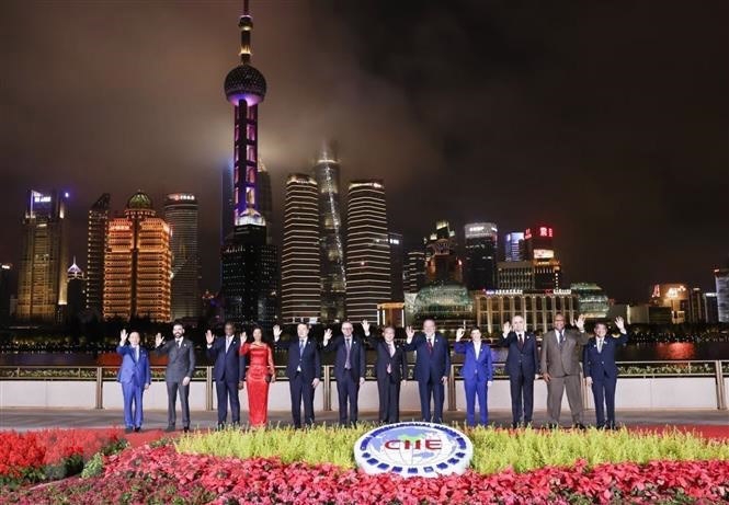 越南政府副总理陈红河(左一)与出席进口博览会的多国领导人合影。 越南政府副总理陈红河(左一)与出席进口博览会的多国领导人合影。