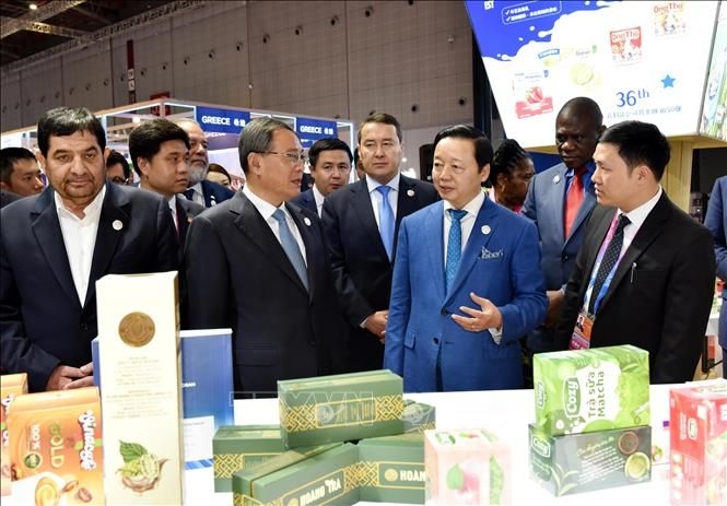越南政府副总理陈红河在越南展位向中国总理李强及各位嘉宾介绍越南的优质商品。 越南政府副总理陈红河在越南展位向中国总理李强及各位嘉宾介绍越南的优质商品。