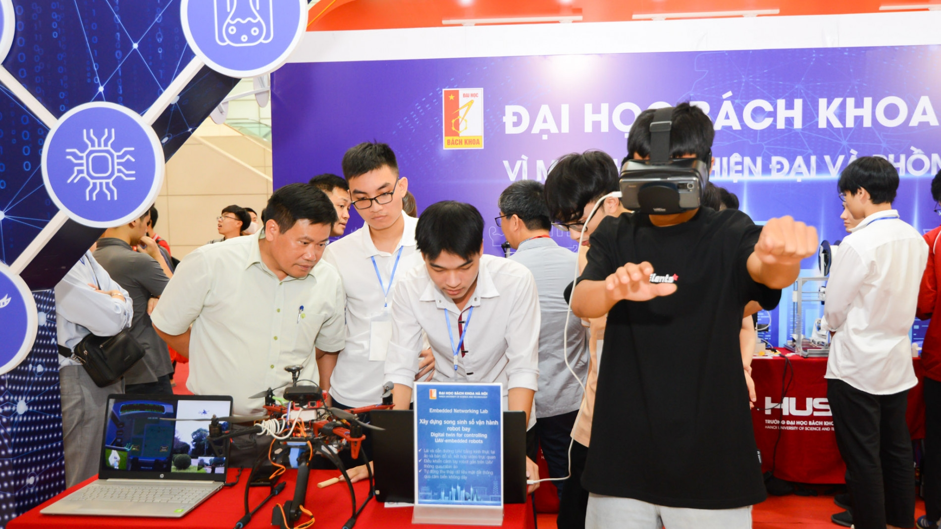 河内理工大学学生在2023 Techfest Hanoi活动上介绍技术产品。 河内理工大学学生在2023 Techfest Hanoi活动上介绍技术产品。