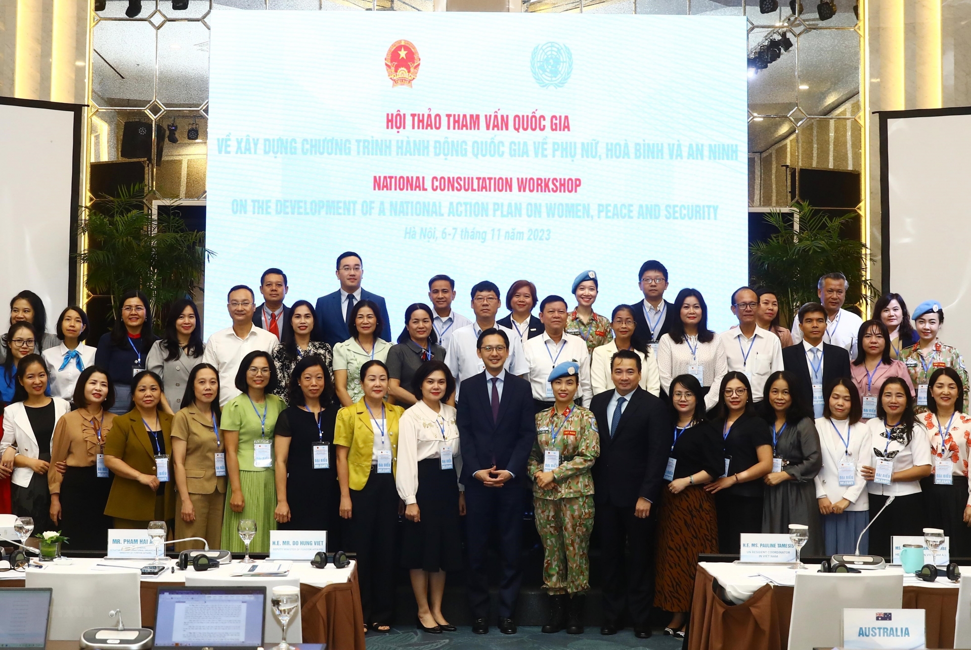 与会代表出席会议合影。