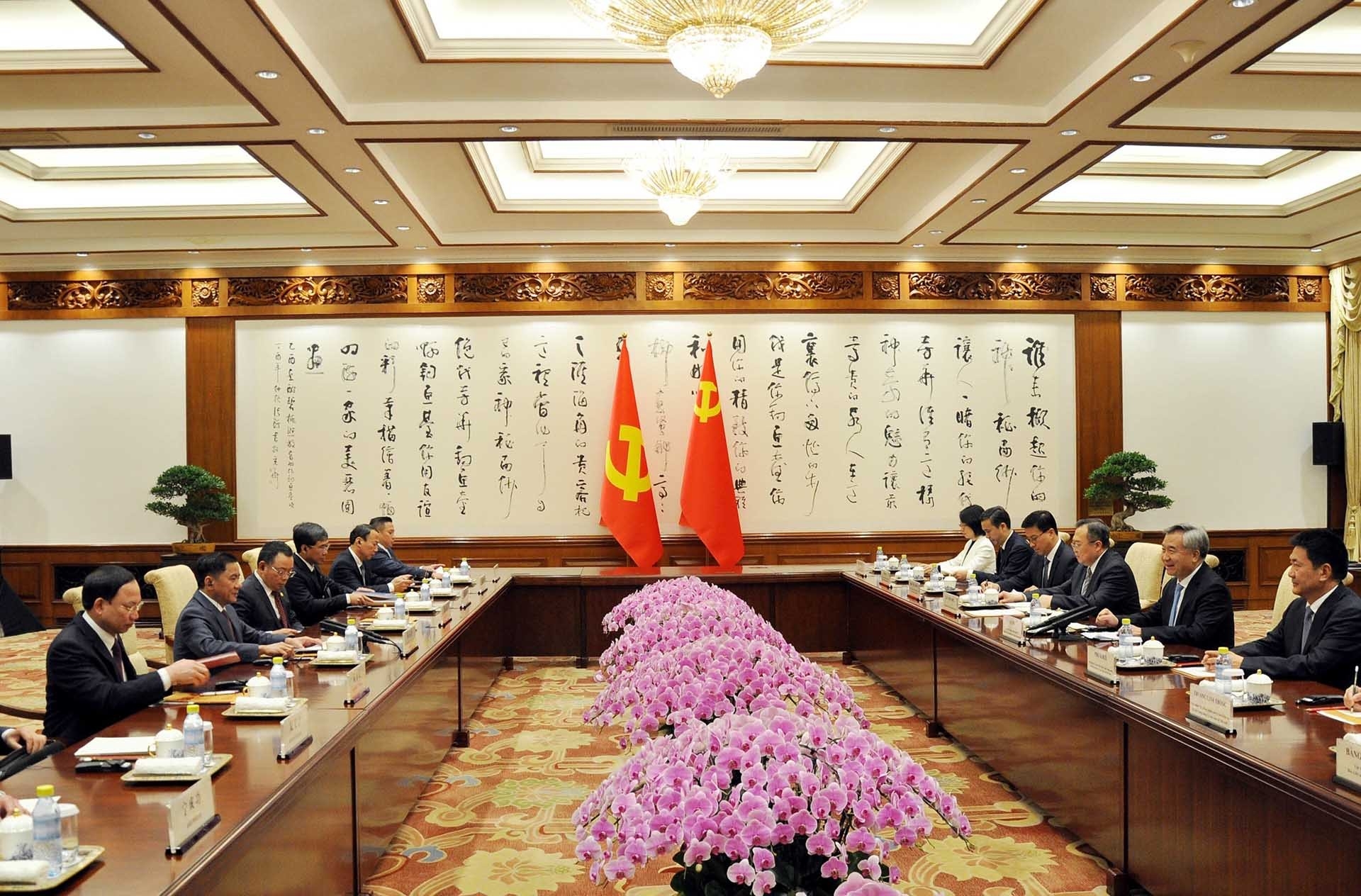 越南共产党代表团和中国共产党代表团举行会谈。 越南共产党代表团和中国共产党代表团举行会谈。