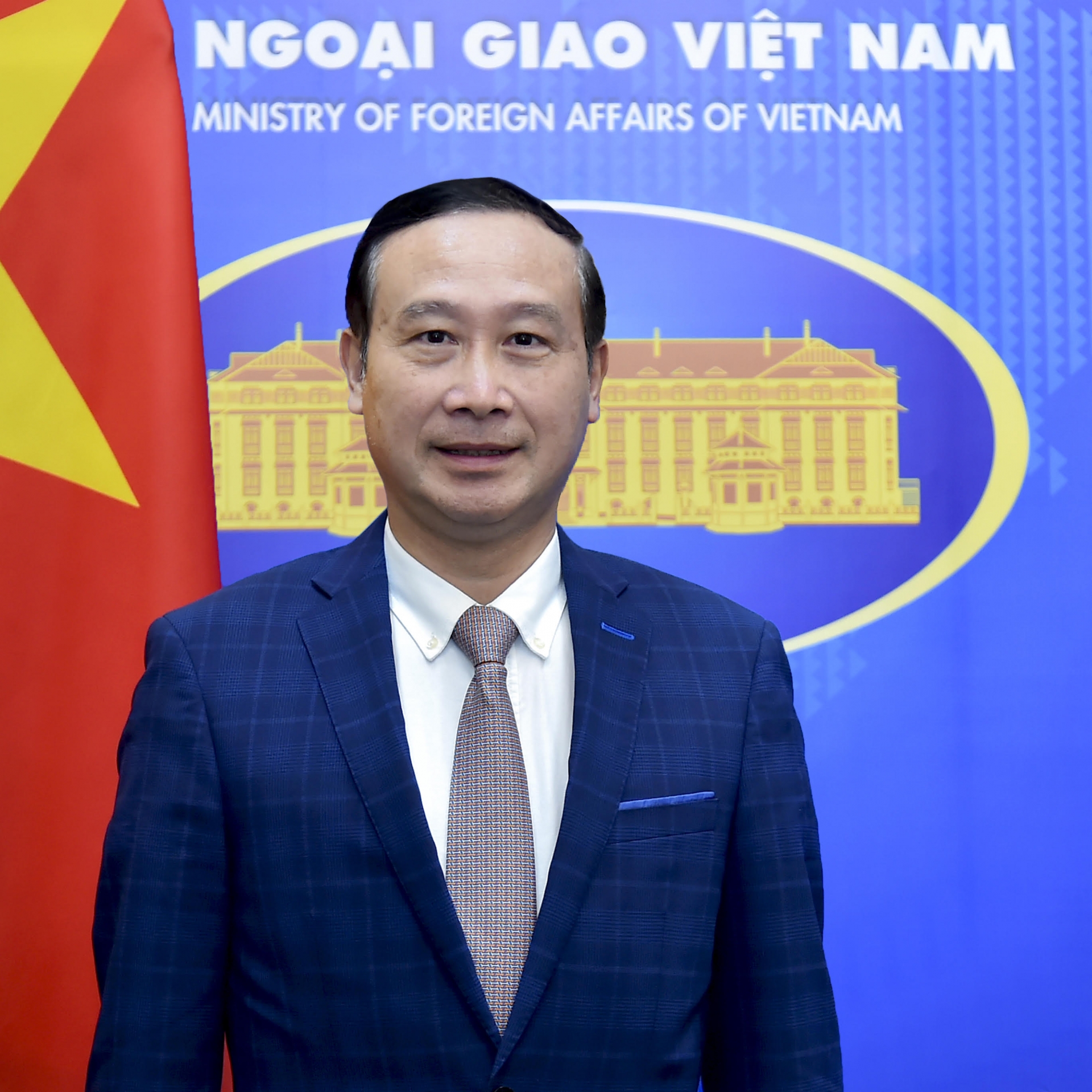 越南驻比利时兼驻卢森堡大公国大使、越南常驻驻欧盟代表团团长阮文草。 越南驻比利时兼驻卢森堡大公国大使、越南常驻驻欧盟代表团团长阮文草。
