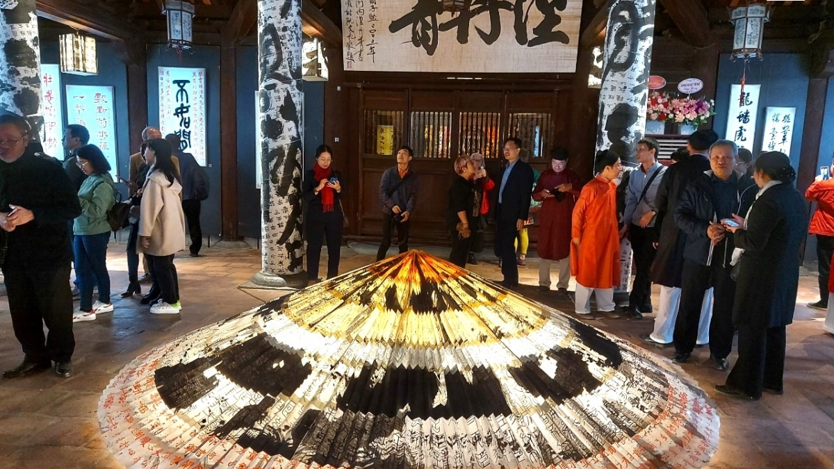 为了响应11.23越南文化遗产日,14日下午,河内文庙-国子监科学文化活动中心在太学屋举行题为“丹青”的升龙-河内书法展。 组委会按照贯穿的构想应用灯光技术展出作品,让公众对书法艺术有新鲜和现代的认识。 丹青意味着利用笔画以及历史书籍中所记载的所有物质、精神、文化、文学和艺术价值进行艺术创作。丹青也是对在多个领域中做出巨大贡献人物的充分认可。 这次书法展以“丹青”为主题,旨在通过由当代书法家和书画家每一笔画重写的古代和现代名人的文学作品来传达上述所有意义。此展汇集了16名作者的60件作品,其内容符合展览主题和艺术精神,表达方式极为丰富,风格多种多样,笔法端庄和谐。 策展人阮青松表示,书法家在此展上展现的是文字和灯光,这也是贯穿整个展览的核心精神。展出的作品在灯光效应下显眼夺目。灯光创造出新的色彩和新的美感,同时赋予作品新的触感。对于观众来说这是一个新鲜的视角,对于书法家来说这是一种新鲜的做法,也是书法家想要向公众传递的信息。 按计划,此展将持续到11月30日。 为了响应11.23越南文化遗产日,14日下午,河内文庙-国子监科学文化活动中心在太学屋举行题为“丹青”的升龙-河内书法展。 组委会按照贯穿的构想应用灯光技术展出作品,让公众对书法艺术有新鲜和现代的认识。 丹青意味着利用笔画以及历史书籍中所记载的所有物质、精神、文化、文学和艺术价值进行艺术创作。丹青也是对在多个领域中做出巨大贡献人物的充分认可。 这次书法展以“丹青”为主题,旨在通过由当代书法家和书画家每一笔画重写的古代和现代名人的文学作品来传达上述所有意义。此展汇集了16名作者的60件作品,其内容符合