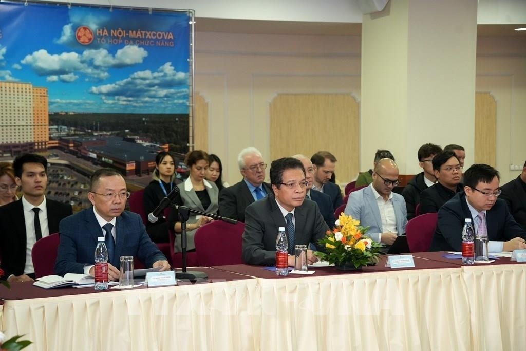 越南驻俄罗斯大使邓明魁(中)主持研讨会。 越南驻俄罗斯大使邓明魁(中)主持研讨会。