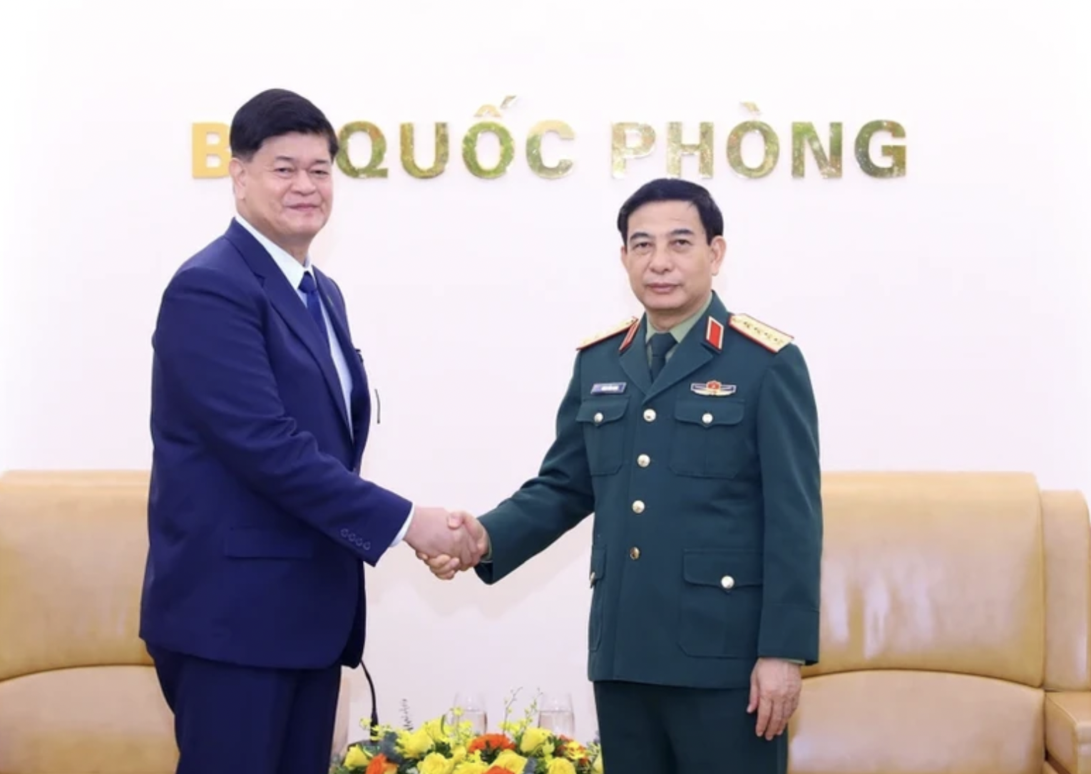 越南国防部部长潘文江大将会见菲律宾国防部高级副部长伊雷尼奥•埃斯皮诺。 越南国防部部长潘文江大将会见菲律宾国防部高级副部长伊雷尼奥•埃斯皮诺。