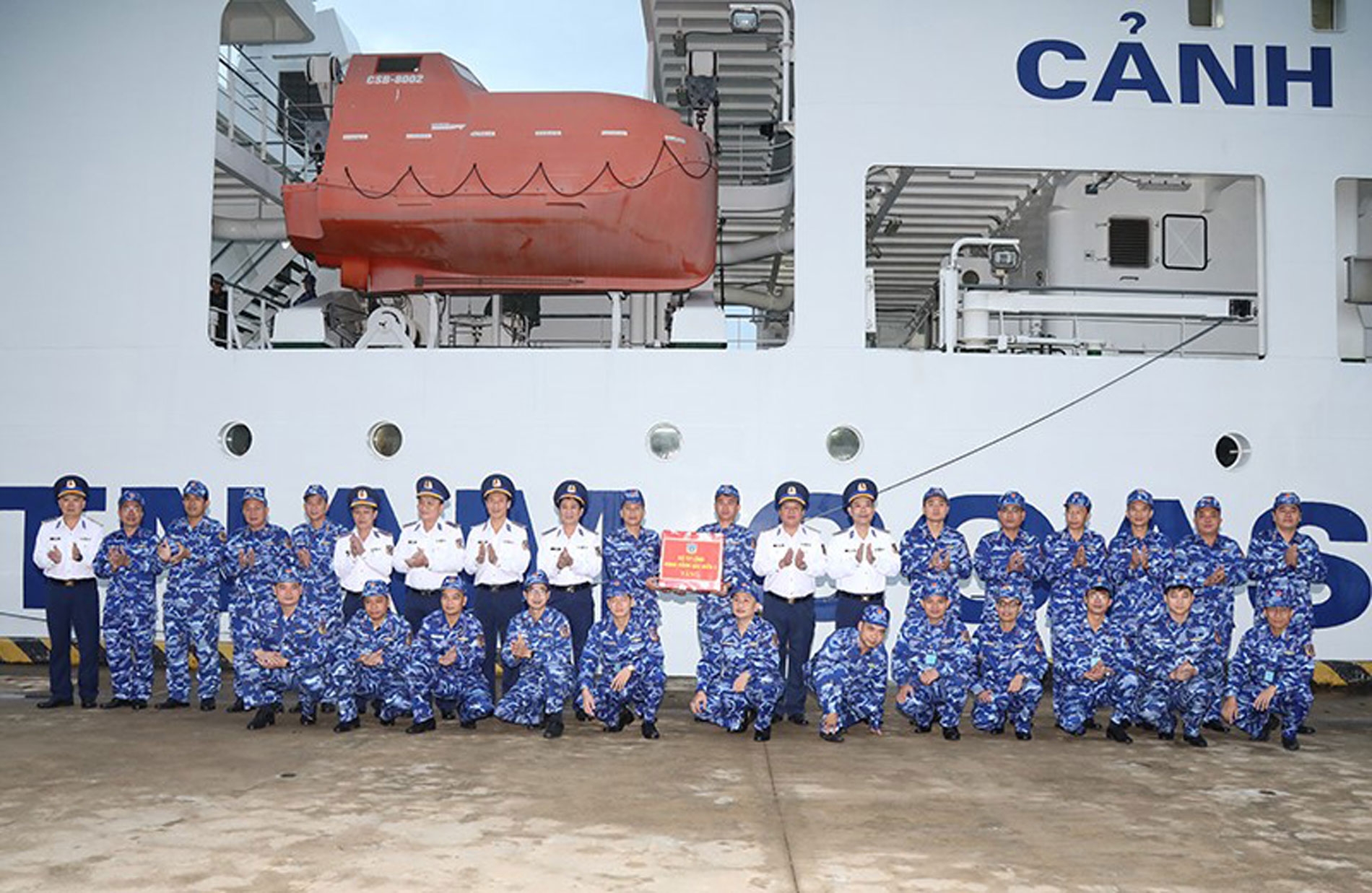 越南海警与中国海警2023年第二次北部湾分界线附近海域联合巡逻于11月27日至12月2日开展。巡逻航程255.5海里,从陈岛以东南14海里至昏果岛(Cồn Cỏ)以东北48海里,共13个检查点。越南海警8004号和8002号舰编队与中国海警两艘舰艇组成的编队分别对北部湾分界线两侧进行巡逻。联合巡逻活动有助于有效落实国际法律,向渔民进行渔业法律法规宣传教育,维护北部湾海域的安全秩序。此外,此次巡逻还为继续维护和发挥越中两国警察力量的团结精神,加强互信,增进友谊做出贡献。 越南海警与中国海警2023年第二次北部湾分界线附近海域联合巡逻于11月27日至12月2日开展。巡逻航程255.5海里,从陈岛以东南14海里至昏果岛(Cồn Cỏ)以东北48海里,共13个检查点。越南海警8004号和8002号舰编队与中国海警两艘舰艇组成的编队分别对北部湾分界线两侧进行巡逻。联合巡逻活动有助于有效落实国际法律,向渔民进行渔业法律法规宣传教育,维护北部湾海域的安全秩序。此外,此次巡逻还为继续维护和发挥越中两国警察力量的团结精神,加强互信,增进友谊做出贡献。