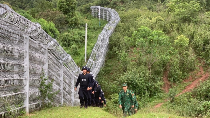 附图。
