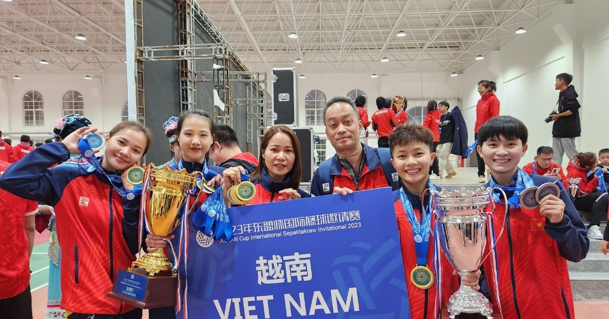 来自在中国昆明参赛的越南藤球队的消息称,越南在11月21日的藤球女子团体赛中再夺银牌。本次比赛越南藤球队领队黎清山先生表示:“队员们努力积累经验,我们进入了三人女子团体赛的决赛。我们只希望选手们取得超出自己能力的成绩,但获得银牌已经是了不起的成就了。” 越南藤球队正在参加由东道主中国主办的2023年中国—东盟杯国际藤球邀请赛。在三人女子团体赛决赛中,我们以一比二输给东道主中国队。越南藤球队教练组表示,本次比赛球队将报名U23年龄段的运动员,为今后第20届亚运会进行训练和备战。此前在本次比赛中,越南获得了女子四人团体赛的冠军,获得了金牌。 至此,越南藤球比赛结束,获得1枚金牌和1枚银牌。 来自在中国昆明参赛的越南藤球队的消息称,越南在11月21日的藤球女子团体赛中再夺银牌。本次比赛越南藤球队领队黎清山先生表示:“队员们努力积累经验,我们进入了三人女子团体赛的决赛。我们只希望选手们取得超出自己能力的成绩,但获得银牌已经是了不起的成就了。” 越南藤球队正在参加由东道主中国主办的2023年中国—东盟杯国际藤球邀请赛。在三人女子团体赛决赛中,我们以一比二输给东道主中国队。越南藤球队教练组表示,本次比赛球队将报名U23年龄段的运动员,为今后第20届亚运会进行训练和备战。此前在本次比赛中,越南获得了女子四人团体赛的冠军,获得了金牌。 至此,越南藤球比赛结束,获得1枚金牌和1枚银牌。