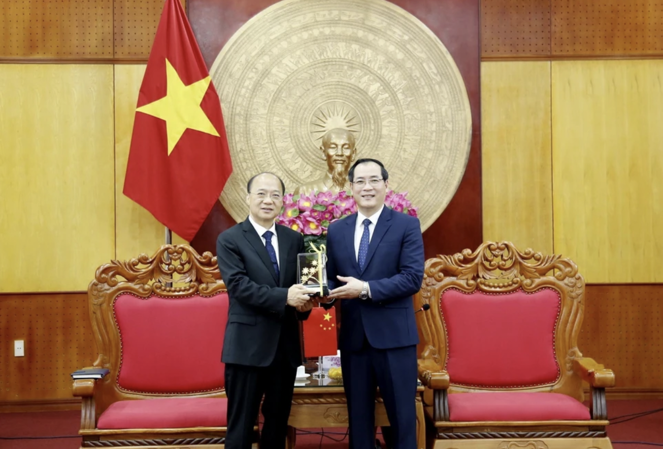 谅山省人民委员会领导与中国广西壮族自治区人民政府领导互赠纪念品。 谅山省人民委员会领导与中国广西壮族自治区人民政府领导互赠纪念品。