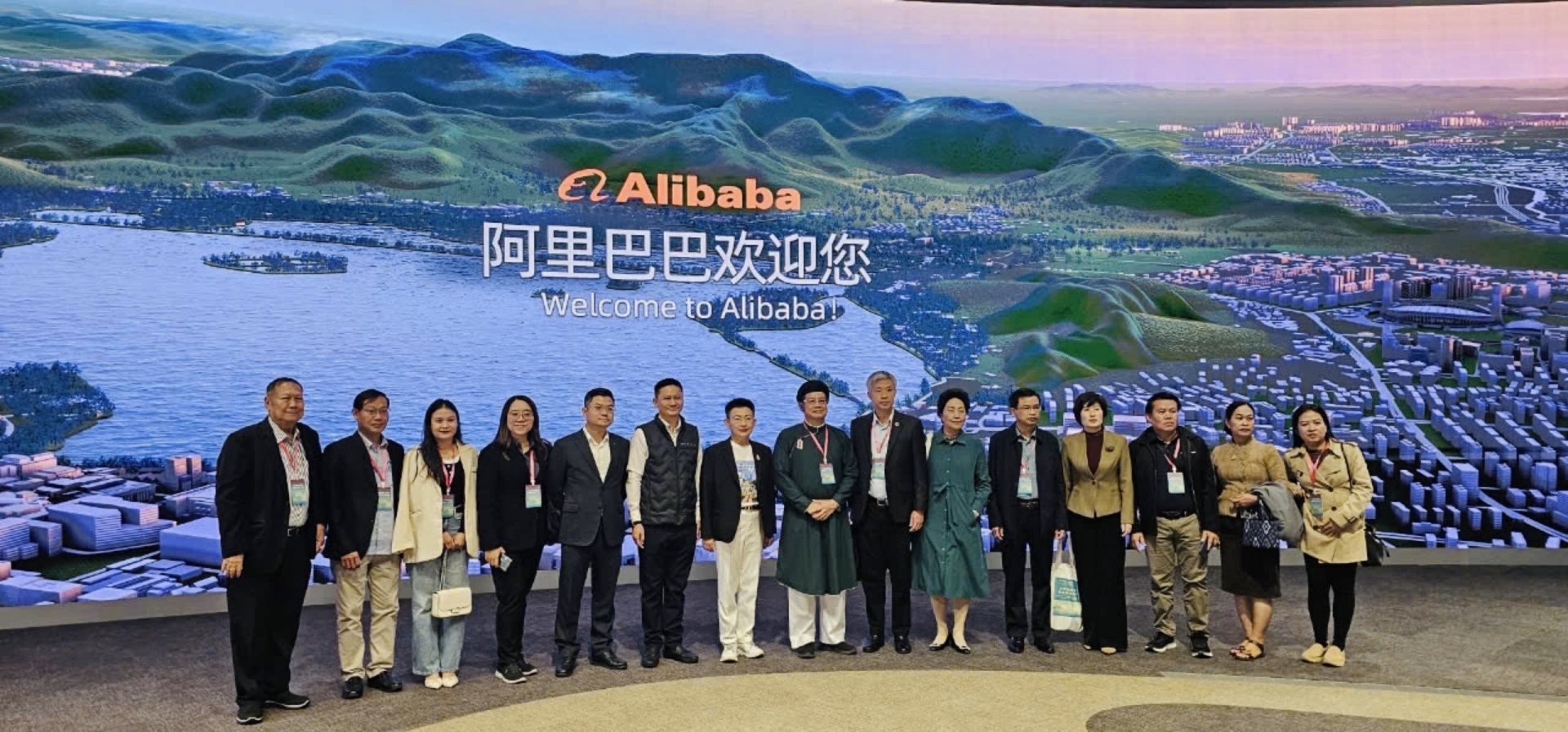 在2024年澜沧江-湄公河地方政府合作论坛暨历史文化名城对话会期间,10月30日,来自越南、老挝、泰国、柬埔寨的代表团访问了中国领先的电商和科技企业——阿里巴巴集团。本次访问旨在借鉴阿里巴巴在数字经济和电子商务方面的先进经验,推动澜沧江-湄公河国家在数字化转型方面的合作。代表团参观了阿里巴巴集团的总部,并聆听了公司关于全球电商网络和智能物流系统的介绍。阿里巴巴的业务遍布全球,利用大数据和人工智能技术构建了强大的电子商务生态系统,为中小企业和消费者之间架起了桥梁。在阿里巴巴的数字化展示中心,代表团成员还亲身体验了平台的智能技术,包括在电商平台上如何更高效地进行国际贸易,以及推动无接触购物的技术创新。在参观过程中,阿里巴巴的工作人员还详细介绍了该公司在乡村振兴、电商扶贫和可持续发展方面的项目。这些成功案例引起了越南及其他湄公河国家代表的浓厚兴趣,他们纷纷表示希望将这些经验带回国内,特别是在助力当地中小企业提升竞争力、拓宽市场渠道方面。此次参访不仅为澜湄国家代表团提供了一个深入了解中国数字经济发展的契机,也为澜湄流域的经济合作注入了新的活力。代表团成员一致认为,阿里巴巴的创新和技术应用,为澜沧江-湄公河国家的数字化发展带来了重要启示,有助于推动区域一体化进程和民间友好交流。 在2024年澜沧江-湄公河地方政府合作论坛暨历史文化名城对话会期间,10月30日,来自越南、老挝、泰国、柬埔寨的代表团访问了中国领先的电商和科技企业——阿里巴巴集团。本次访问旨在借鉴阿里巴巴在数字经济和电子商务方面的先进经验,推动澜沧江-湄公河国家在数字化转型方面的合作。代表团参观了阿里巴巴集团的总部,并聆听了公司关于全球电商网络和智能物流系统的介绍。阿里巴巴的业务遍布全球,利用大数据和人工智能技术构建了强大的电子商务生态系统,为中小企业和消费者之间架起了桥梁。在阿里巴巴的数字化展示中心,代表团成员还亲身体验了平台的智能技术,包括在电商平台上如何更高效地进行国际贸易,以及推动无接触购物的技术创新。在参观过程中,阿里巴巴的工作人员还详细介绍了该公司在乡村振兴、电商扶贫和可持续发展方面的项目。这些成功案例引起了越南及其他湄公河国家代表的浓厚兴趣,他们纷纷表示希望将这些经验带回国内,特别是在助力当地中小企业提升竞争力、拓宽市场渠道方面。此次参访不仅为澜湄国家代表团提供了一个深入了解中国数字经济发展的契机,也为澜湄流域的经济合作注入了新的活力。代表团成员一致认为,阿里巴巴的创新和技术应用,为澜沧江-湄公河国家的数字化发展带来了重要启示,有助于推动区域一体化进程和民间友好交流。