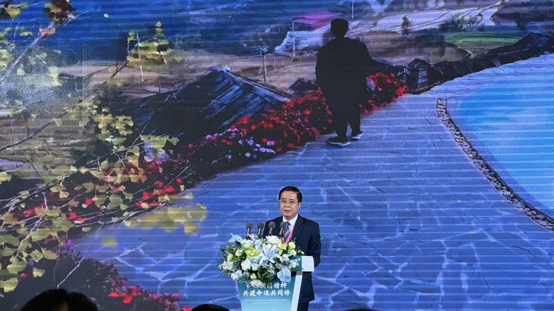 越南老街省沙巴市委书记潘登全在2024年澜沧江湄公河地方政府合作论坛上发表讲话,感谢会议主办方提供机会,让沙巴展示其文化和旅游资源。沙巴位于越南北部山区,以其雄伟的自然景观和丰富的少数民族文化而闻名,是国际旅游胜地。近年来,沙巴通过昆明-老街-河内-海防-广宁经济走廊项目,连接中越经济和旅游往来,为区域合作带来了巨大潜力。2024年前9个月,沙巴已接待了超过360万国内外游客,并多次被评为东南亚和亚洲最具吸引力的旅游目的地之一。此外,沙巴还在2030年前规划吸引30亿美元的投资,重点发展旅游项目,力求成为东南亚旅游中心和洁净、绿色的ASEAN标准城市。 在对外交流方面,沙巴与中国云南省的友好县份——屏边县,长期以来保持了密切的合作关系。双方在文化、旅游、经验分享方面的互动已成为两地互惠共赢的桥梁。潘书记强调,沙巴将进一步深化与区域各地的合作伙伴关系,共同推动可持续旅游业发展,特别是在生态保护和服务质量提升方面。通过这种全方位合作,沙巴希望在2030年实现年接待游客900万的目标,其中30%为国际游客,使沙巴成为独具国际水准的国家旅游区和区域旅游文化交流的中心。 越南老街省沙巴市委书记潘登全在2024年澜沧江湄公河地方政府合作论坛上发表讲话,感谢会议主办方提供机会,让沙巴展示其文化和旅游资源。沙巴位于越南北部山区,以其雄伟的自然景观和丰富的少数民族文化而闻名,是国际旅游胜地。近年来,沙巴通过昆明-老街-河内-海防-广宁经济走廊项目,连接中越经济和旅游往来,为区域合作带来了巨大潜力。2024年前9个月,沙巴已接待了超过360万国内外游客,并多次被评为东南亚和亚洲最具吸引力的旅游目的地之一。此外,沙巴还在2030年前规划吸引30亿美元的投资,重点发展旅游项目,力求成为东南亚旅游中心和洁净、绿色的ASEAN标准城市。 在对外交流方面,沙巴与中国云南省的友好县份——屏边县,长期以来保持了密切的合作关系。双方在文化、旅游、经验分享方面的互动已成为两地互惠共赢的桥梁。潘书记强调,沙巴将进一步深化与区域各地的合作伙伴关系,共同推动可持续旅游业发展,特别是在生态保护和服务质量提升方面。通过这种全方位合作,沙巴希望在2030年实现年接待游客900万的目标,其中30%为国际游客,使沙巴成为独具国际水准的国家旅游区和区域旅游文化交流的中心。