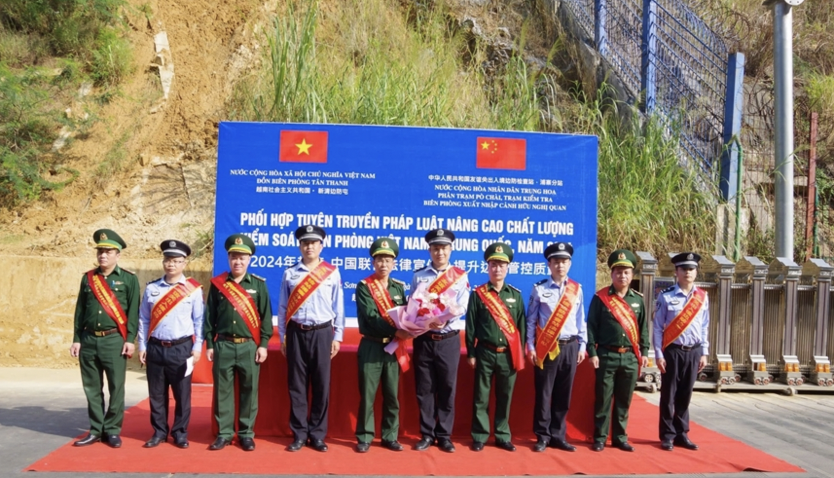 为响应越南11月9日法律日,越南谅山边防部队与中国广西友谊关出入境边防检查站于9日下午在友谊国际口岸地区联合举办2024年越中边防法律宣传活动。此次活动旨在提高边境居民和出入境人员的法律意识,特别针对越南与中国的法律规定、越南边防法,以及越中陆地边界管理的三项法律文件。双方在活动中向近3000名双边边境地区居民和出入境旅客进行法律知识宣传,并发放了印有越中双语的出入境法律传单。除友谊口岸外,越南谅山边防屯还于11月7日和8日分别在新清和峙马口岸联合中国浦寨、爱店边防检查站,向超过1750名出入境旅客进行了法律宣传教育。此类联合活动是越中边防部队的年度合作项目,旨在帮助口岸地区的居民、货主和旅客深入理解和遵守两国的法律法规,从而促进越中边境的稳定、友谊和合作,加强对边境安全的维护。这一系列法律宣传活动有助于提升法律认知,保障边境地区的公共秩序。 为响应越南11月9日法律日,越南谅山边防部队与中国广西友谊关出入境边防检查站于9日下午在友谊国际口岸地区联合举办2024年越中边防法律宣传活动。此次活动旨在提高边境居民和出入境人员的法律意识,特别针对越南与中国的法律规定、越南边防法,以及越中陆地边界管理的三项法律文件。双方在活动中向近3000名双边边境地区居民和出入境旅客进行法律知识宣传,并发放了印有越中双语的出入境法律传单。除友谊口岸外,越南谅山边防屯还于11月7日和8日分别在新清和峙马口岸联合中国浦寨、爱店边防检查站,向超过1750名出入境旅客进行了法律宣传教育。此类联合活动是越中边防部队的年度合作项目,旨在帮助口岸地区的居民、货主和旅客深入理解和遵守两国的法律法规,从而促进越中边境的稳定、友谊和合作,加强对边境安全的维护。这一系列法律宣传活动有助于提升法律认知,保障边境地区的公共秩序。