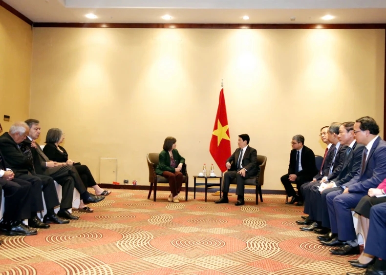 国家主席梁强与智越文化研究院代表团合影。 国家主席梁强与智越文化研究院代表团合影。