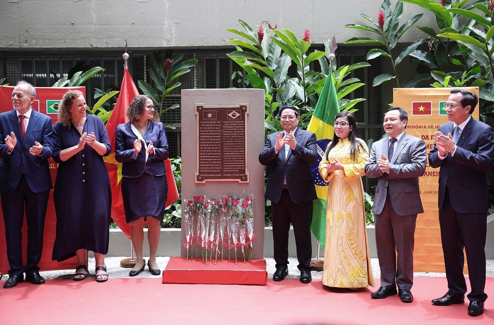 越南政府总理范明正出席设在里约热内卢市的胡志明主席纪念碑落成揭牌仪式。 越南政府总理范明正出席设在里约热内卢市的胡志明主席纪念碑落成揭牌仪式。