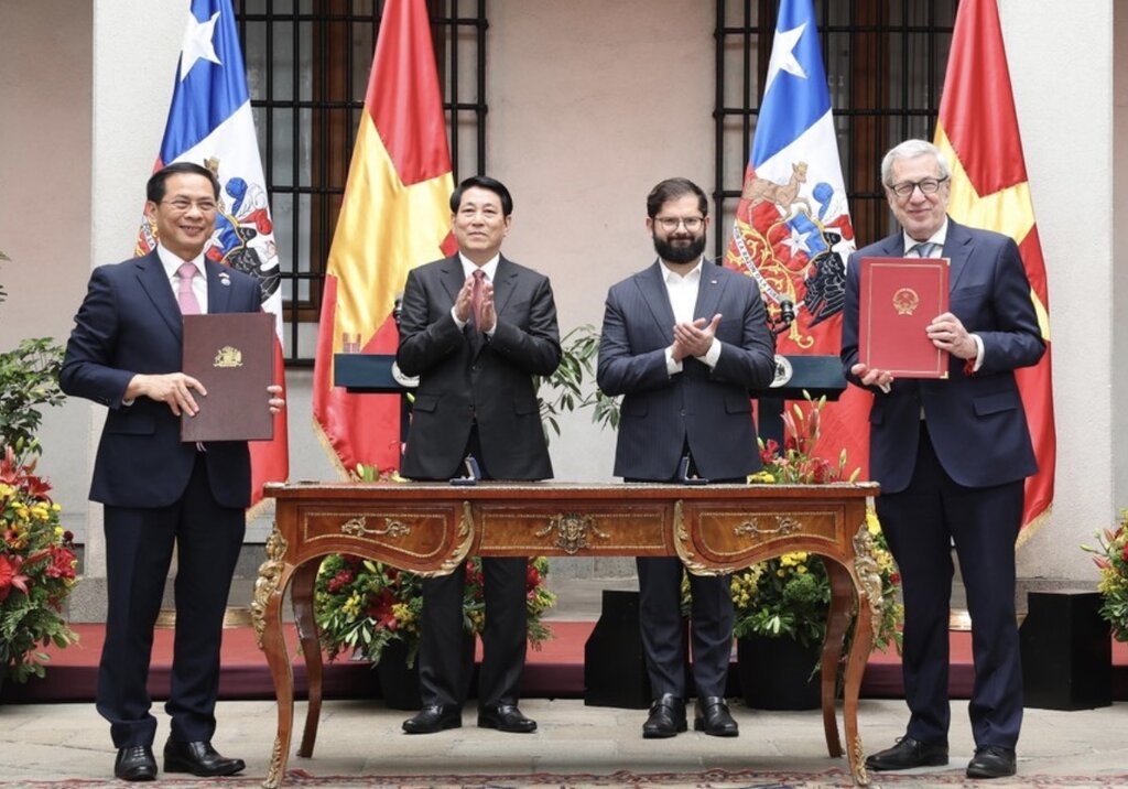 越南国家主席梁强与智利总统博里奇举行会谈。 越南国家主席梁强与智利总统博里奇举行会谈。
