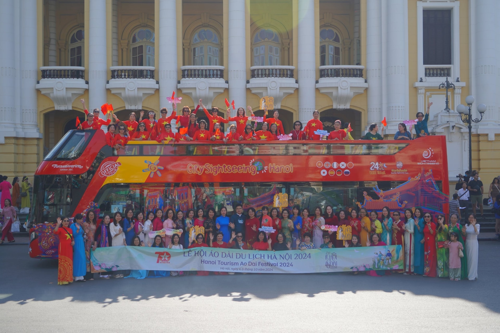 为庆祝首都解放70周年,河内市旅游局与河内运输总公司联合举办2024年“奥黛精华”城市巴士活动。10月4日,数百名河内妇女身穿色彩鲜艳的奥黛,免费乘坐双层城市巴士,途经场钱、还剑湖、升龙皇城等著名景点,以独特视角欣赏河内的街道和风景,充分展现越南女性的优雅之美。 据统计,已有约700名身穿奥黛的乘客参加此活动,其中包括许多穿着传统奥黛的男性,他们通过城市巴士探索河内文化和历史。此次活动不仅为市民和游客提供了深入了解河内的机会,也成为向国际友人宣传河内文明、优雅形象的绝佳窗口。 河内市旅游局计划于10月10日继续举行“奥黛精华”城市巴士活动,预计吸引1010名乘客参与,进一步将传统文化与现代旅游体验相结合,推动河内成为国内外游客向往的文化旅游胜地。 为庆祝首都解放70周年,河内市旅游局与河内运输总公司联合举办2024年“奥黛精华”城市巴士活动。10月4日,数百名河内妇女身穿色彩鲜艳的奥黛,免费乘坐双层城市巴士,途经场钱、还剑湖、升龙皇城等著名景点,以独特视角欣赏河内的街道和风景,充分展现越南女性的优雅之美。 据统计,已有约700名身穿奥黛的乘客参加此活动,其中包括许多穿着传统奥黛的男性,他们通过城市巴士探索河内文化和历史。此次活动不仅为市民和游客提供了深入了解河内的机会,也成为向国际友人宣传河内文明、优雅形象的绝佳窗口。 河内市旅游局计划于10月10日继续举行“奥黛精华”城市巴士活动,预计吸引1010名乘客参与,进一步将传统文化与现代旅游体验相结合,推动河内成为国内外游客向往的文化旅游胜地。