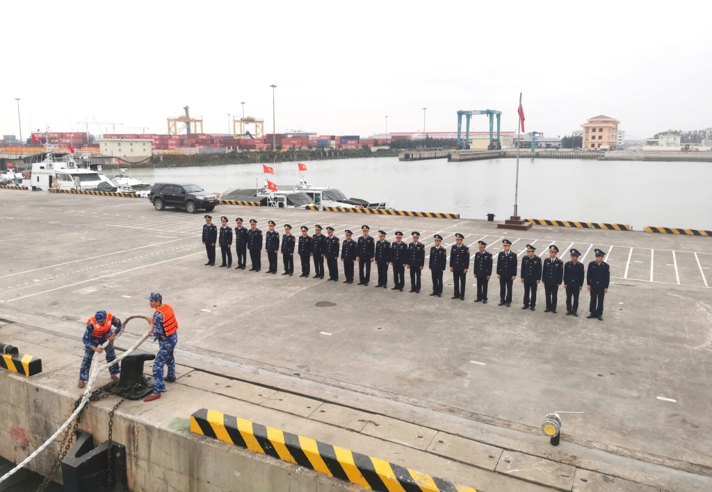 11月25日上午,越南越南海警第一区司令部第11海队8003号和8004号舰艇从海防市启航,开始执行2024年第二次中越北部湾海域联合巡逻任务。本次巡逻于11月26日至28日在北部湾划定线附近海域进行,总航程255.5海里。越南海警由由海警第一区司令部副司令兼参谋长梁高凯大校为指挥长负责划定线西侧海域的巡逻;中国海警由中国海警局南海分局副局长詹达东大校为指挥长,负责划定线东侧海域的巡逻。双方将在巡逻期间进行会谈交流、检查监督渔船作业、向渔民宣传法律法规,以及开展海上搜救和执法技能交流等活动。本次任务旨在加强中越海警合作,推动区域内的和平与稳定。两国海警领导表示,通过双方周密的准备和紧密的协作,本次联合巡逻将进一步巩固双方在北部湾的合作机制,保障海上法律的实施,并为当地渔民提供支持与保护。 11月25日上午,越南越南海警第一区司令部第11海队8003号和8004号舰艇从海防市启航,开始执行2024年第二次中越北部湾海域联合巡逻任务。本次巡逻于11月26日至28日在北部湾划定线附近海域进行,总航程255.5海里。越南海警由由海警第一区司令部副司令兼参谋长梁高凯大校为指挥长负责划定线西侧海域的巡逻;中国海警由中国海警局南海分局副局长詹达东大校为指挥长,负责划定线东侧海域的巡逻。双方将在巡逻期间进行会谈交流、检查监督渔船作业、向渔民宣传法律法规,以及开展海上搜救和执法技能交流等活动。本次任务旨在加强中越海警合作,推动区域内的和平与稳定。两国海警领导表示,通过双方周密的准备和紧密的协作,本次联合巡逻将进一步巩固双方在北部湾的合作机制,保障海上法律的实施,并为当地渔民提供支持与保护。