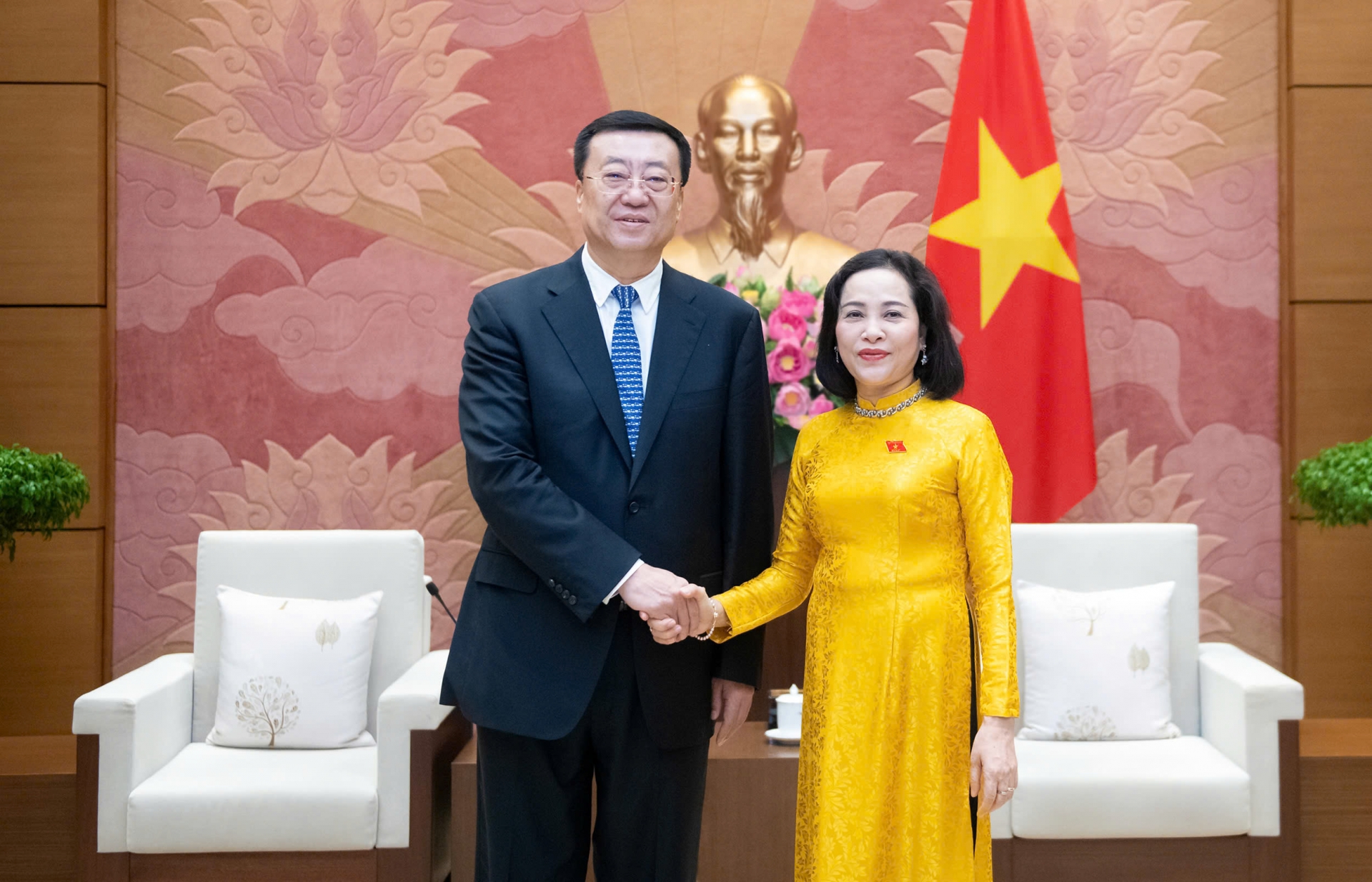 越南国会副主席阮氏青在河内会见了由新疆维吾尔自治区党委副书记、乌鲁木齐市委书记张柱为首的中国新疆维吾尔自治区工作代表团 越南国会副主席阮氏青在河内会见了由新疆维吾尔自治区党委副书记、乌鲁木齐市委书记张柱为首的中国新疆维吾尔自治区工作代表团