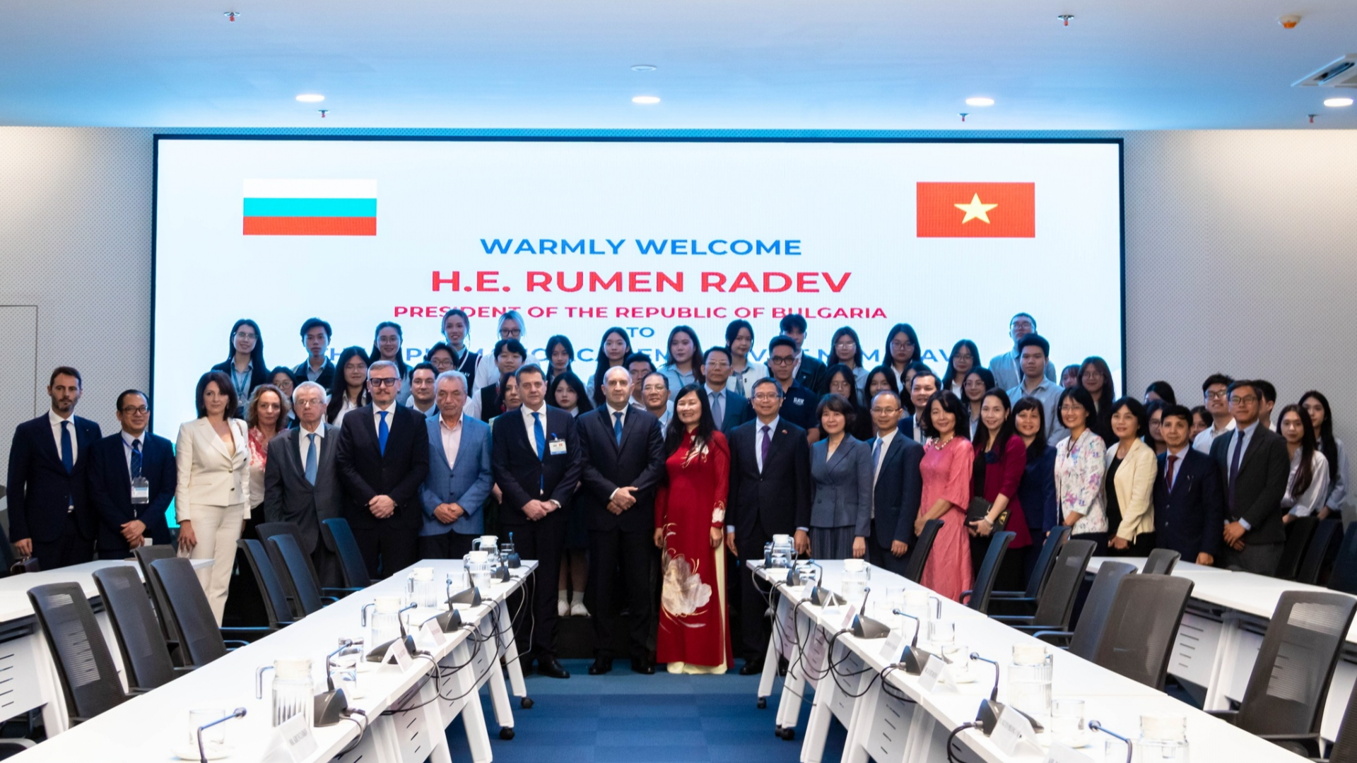 2023年11月26日上午,保加利亚共和国总统鲁门·拉德夫(Rumen Radev)在正式访问越南期间,莅临越南外交学院,与学院研究人员、讲师和学生进行了友好交流。越南外交学院代院长范兰蓉大使表示热烈欢迎,并称这是学院的荣幸与骄傲。她高度评价保加利亚在鲁门·拉德夫总统领导下取得的成就,并特别提到保加利亚人民在越南争取民族独立斗争中的宝贵支持。范代院长指出,总统的访问象征着越保友谊的传承,展现了他对教育和越南青年一代的关注。 鲁门·拉德夫总统也高度评价两国间基于历史深厚渊源和共同价值观建立的牢固关系。他对越南近年来的经济社会发展表示赞赏,并提出在汽车技术、人工智能、国防工业、航空航天、生物农业和食品安全等领域深化合作的愿景。他希望两国能充分利用已有的优势,共同提升国际地位。 面向外交学院的学生,总统强调外交职业的重要性,并将其视为保护国家利益和推动国际一体化的神圣使命。他特别提到,世界正处于激烈竞争和复杂国际关系的背景下,优秀的外交官对于国家发展至关重要。回答学生提问时,总统强调了在外交政策中平衡与国家利益优先的重要性。他还指出,保加利亚正在发展循环经济,致力于可再生能源领域的合作, 2023年11月26日上午,保加利亚共和国总统鲁门·拉德夫(Rumen Radev)在正式访问越南期间,莅临越南外交学院,与学院研究人员、讲师和学生进行了友好交流。越南外交学院代院长范兰蓉大使表示热烈欢迎,并称这是学院的荣幸与骄傲。她高度评价保加利亚在鲁门·拉德夫总统领导下取得的成就,并特别提到保加利亚人民在越南争取民族独立斗争中的宝贵支持。范代院长指出,总统的访问象征着越保友谊的传承,展现了他对教育和越南青年一代的关注。 鲁门·拉德夫总统也高度评价两国间基于历史深厚渊源和共同价值观建立的牢固关系。他对