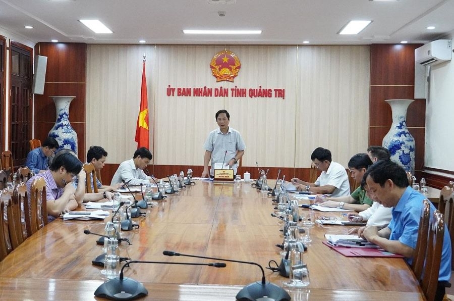 省人民委员会常务副主席黄南在会议上发言。