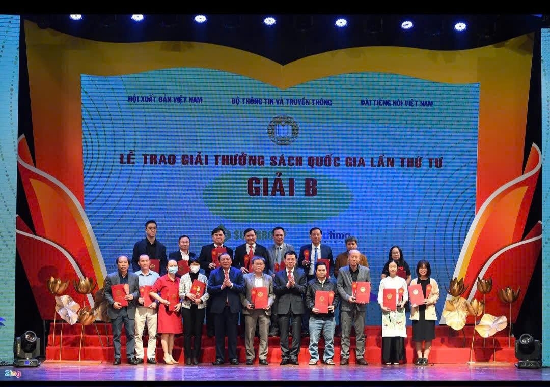 义安友好联合会获2021年第四届国家图书奖理事会颁发的B等奖。(摄影：Zing News)