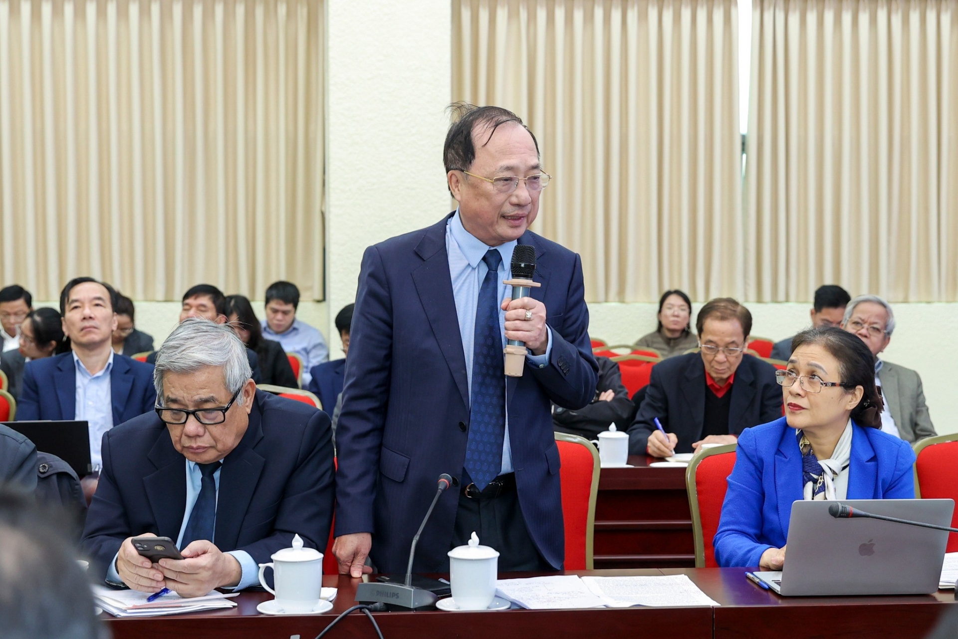 中央理论委员会副主席，越泰友好协会主席，上将、副教授、博士阮文成（中）。（图：丁和）