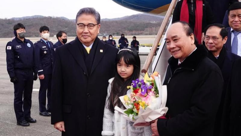 越南国家主席阮春福和越南高级代表团乘坐的专机抵达韩国首都首尔军用机场。图自越通社 越南国家主席阮春福和越南高级代表团乘坐的专机抵达韩国首都首尔军用机场。图自越通社