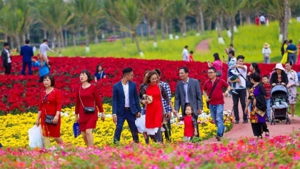 旅行社为满足新年假期猛增的旅游需求做准备