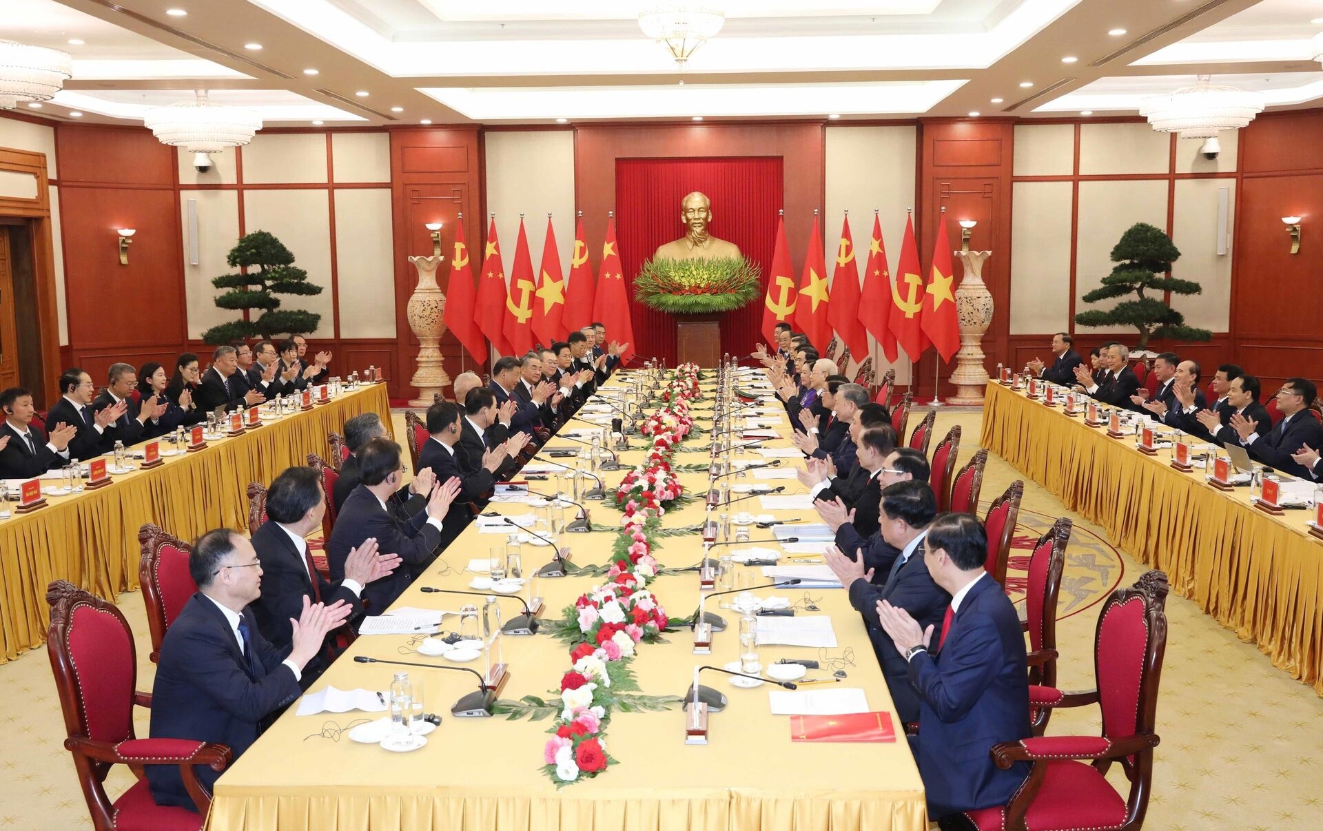 越共中央总书记阮富仲与中共中央总书记、国家主席习近平举行会谈。 越共中央总书记阮富仲与中共中央总书记、国家主席习近平举行会谈。