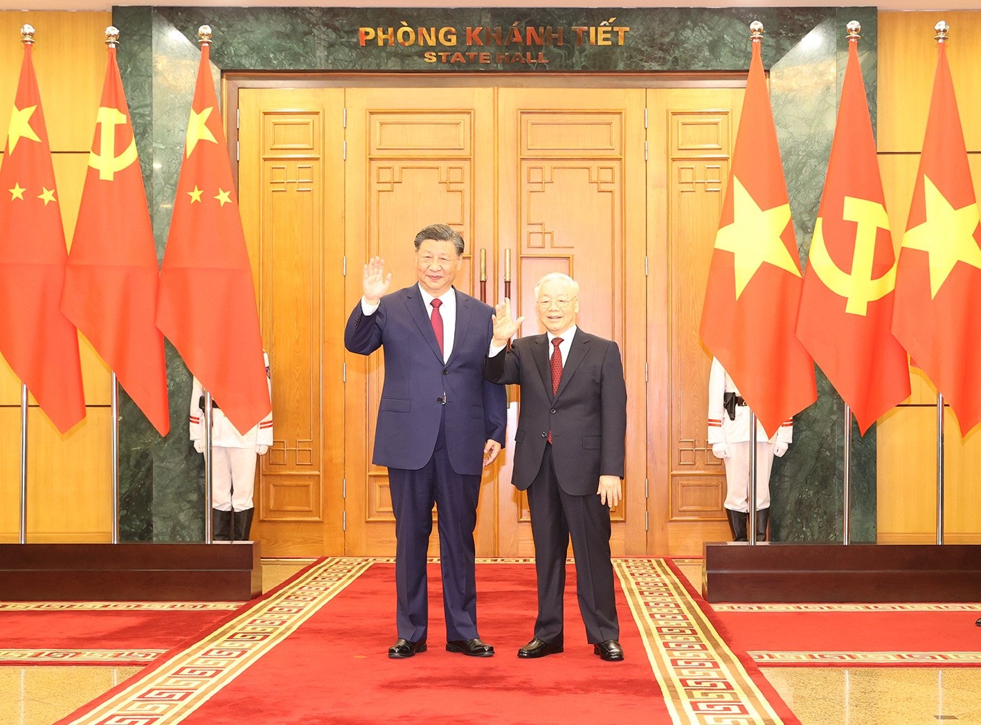 越共中央总书记阮富仲与中共中央总书记、国家主席习近平合影。 越共中央总书记阮富仲与中共中央总书记、国家主席习近平合影。
