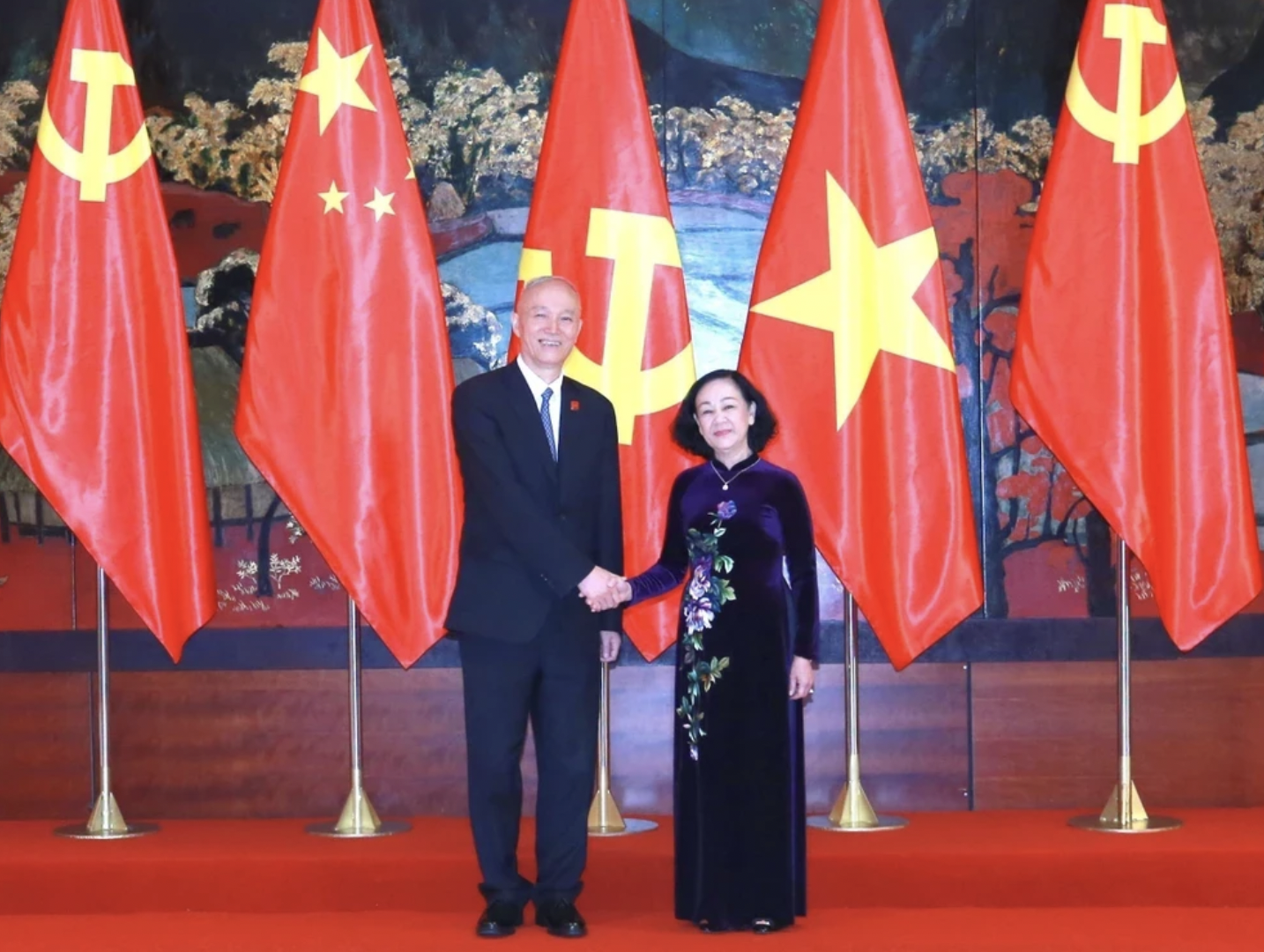 越共中央书记处常务书记张氏梅与中共中央政治局常委、书记处书记、中央办公厅主任蔡奇。 越共中央书记处常务书记张氏梅与中共中央政治局常委、书记处书记、中央办公厅主任蔡奇。