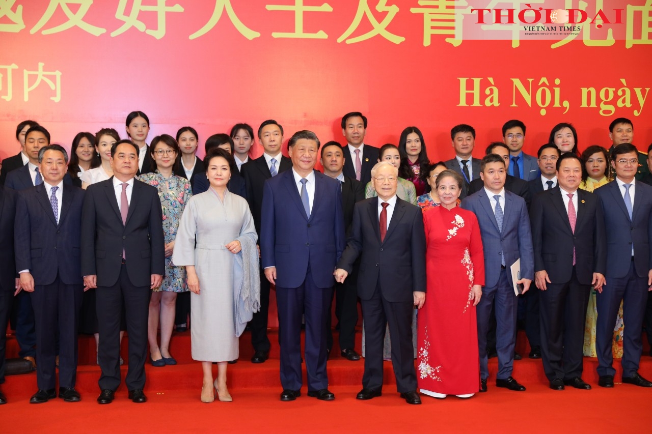 越共中央总书记阮富仲和夫人同中共中央总书记、中国国家主席习近平和夫人同越中两国青年和友好人士代表合影。