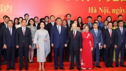越共中央总书记阮富仲与中共中央总书记、中国国家主席习近平共同会见越中两国青年和友好人士代表